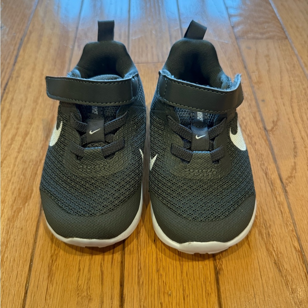 Nike Kids Grey and White Sneakers